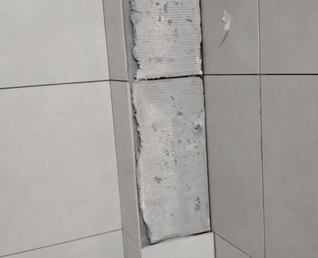 商南瓷砖空鼓维修公司分享下瓷砖施工前基层浇水润湿程度不足，可能导致以下问题